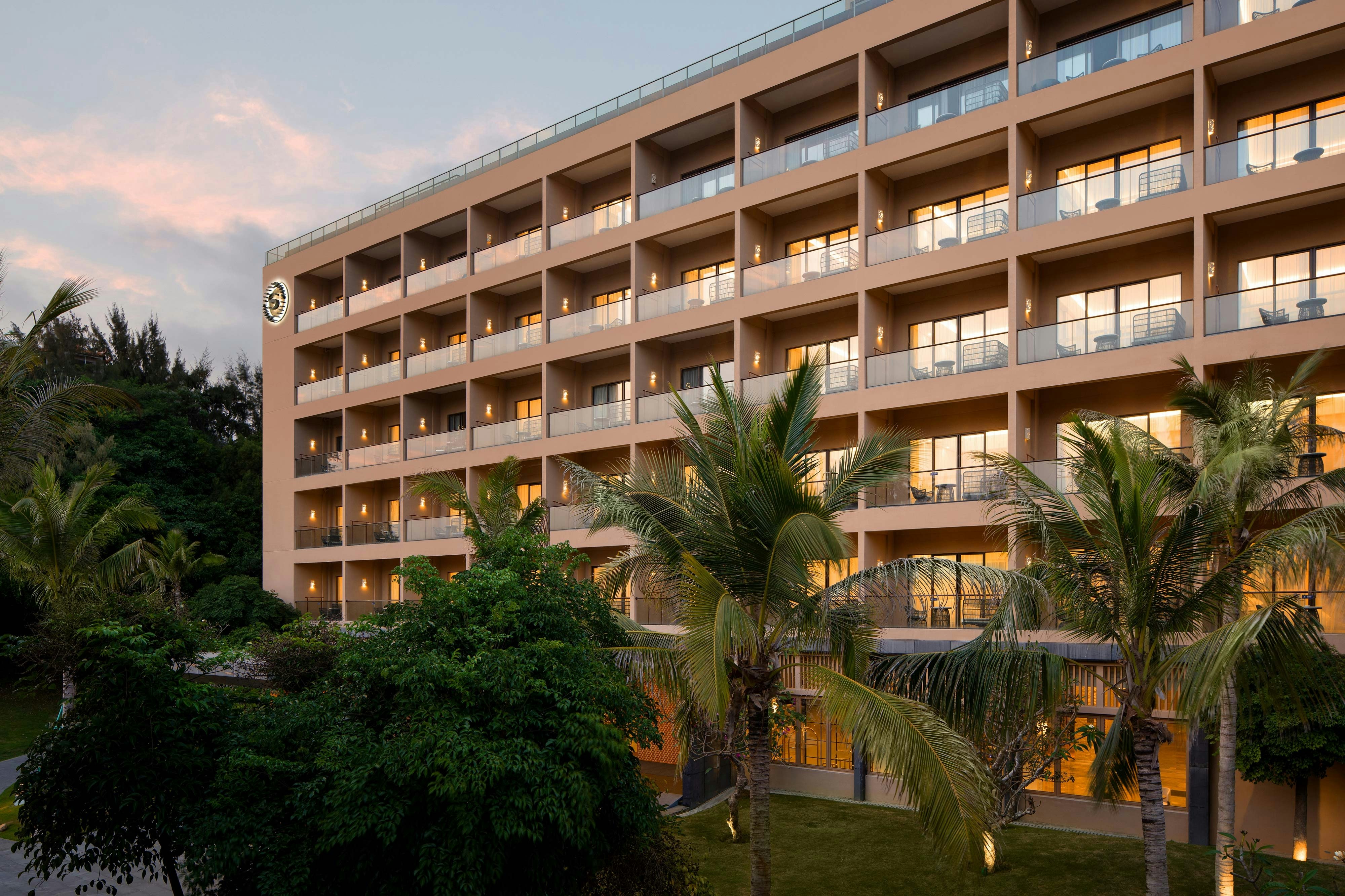 Sheraton Maoming Romantic Beach Resort 1/12