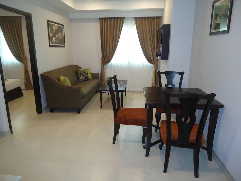 Mac Boutique Suites 60/69