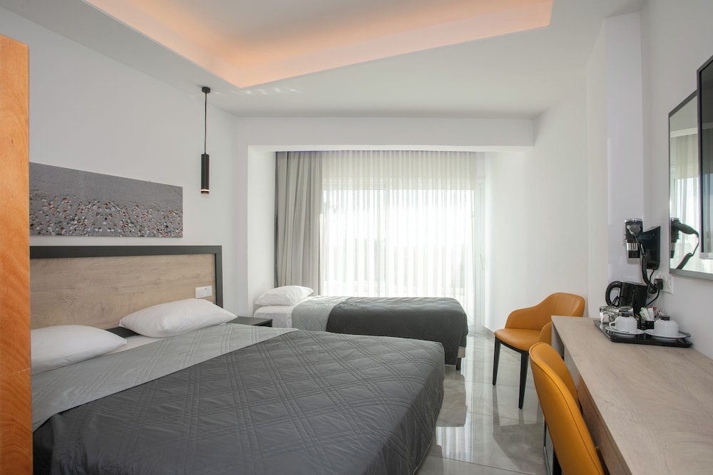 غرفة ثلاثية بسرير بطابقين وثلاثة أسرّة بإطلالة على المسبح، Papouis Protaras Hotel 2/5
