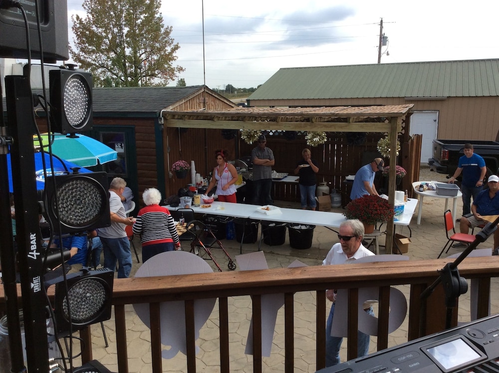 Bullwinkles Rustic Lodge 22/28
