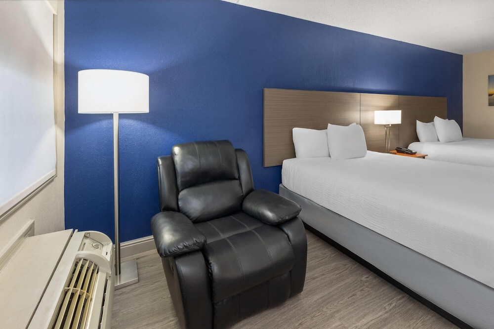 Angel Inn Near IMAX, a Travelodge by Wyndham photo3