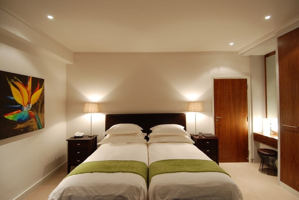 DELUXE, DOUBLE OR TWIN BED, MOUNTAIN VIEW