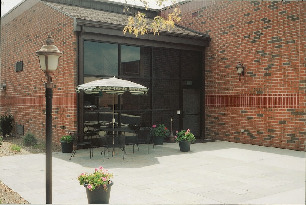 Meadow Court Inn 8/52