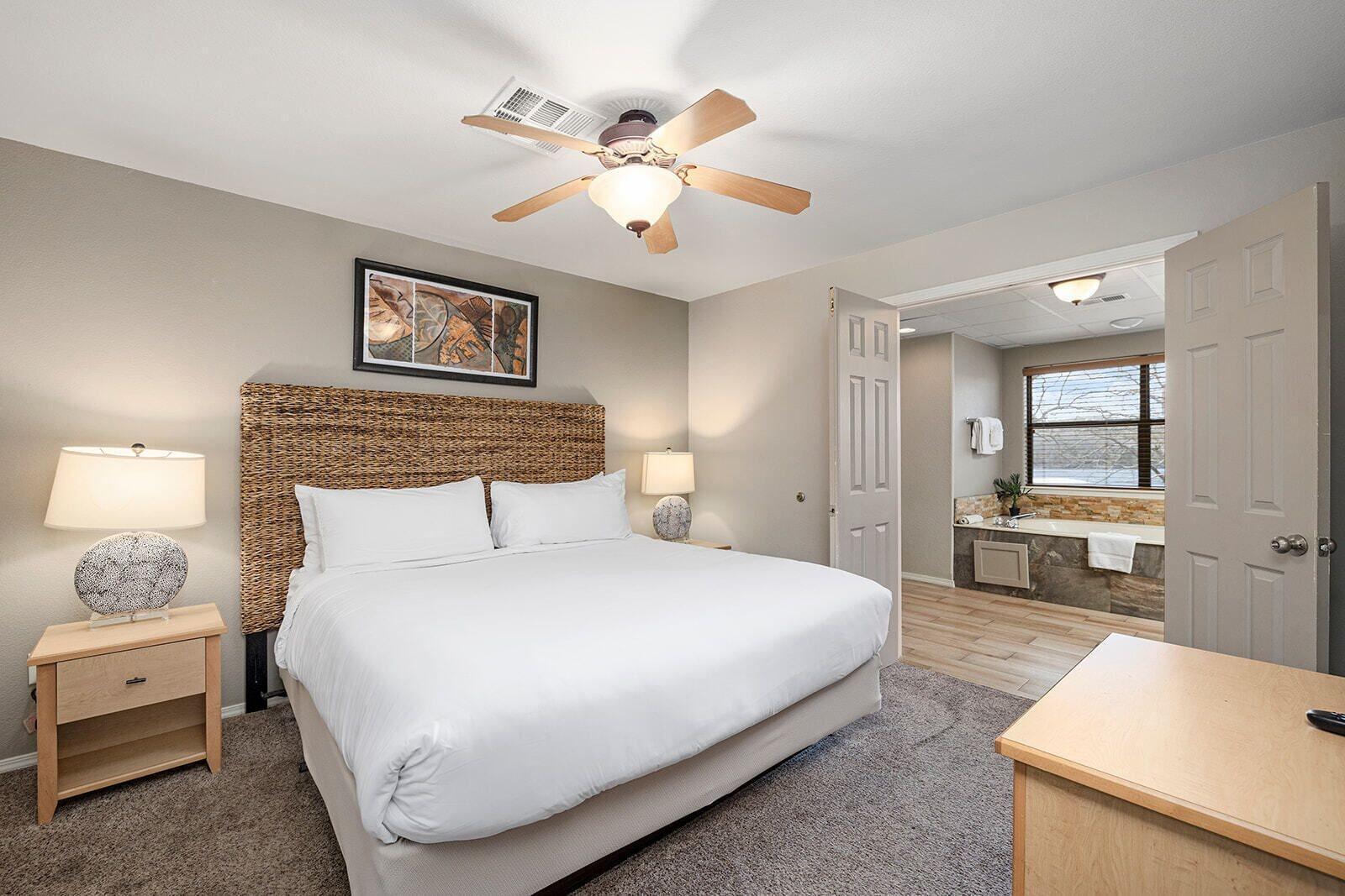 1 Bedroom, Lake Front, Hot Tub
