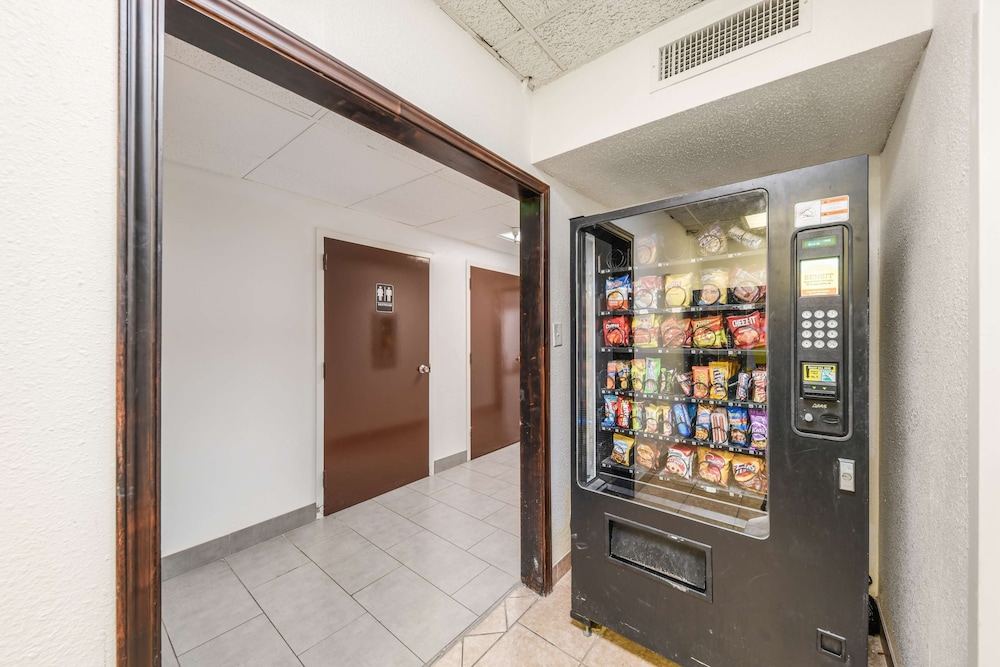Motel6 Lewisville, TX - Medical City 40/64