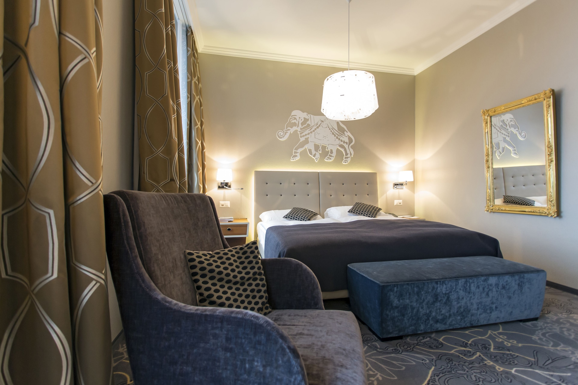 Lifestyle, Suite, King Bed