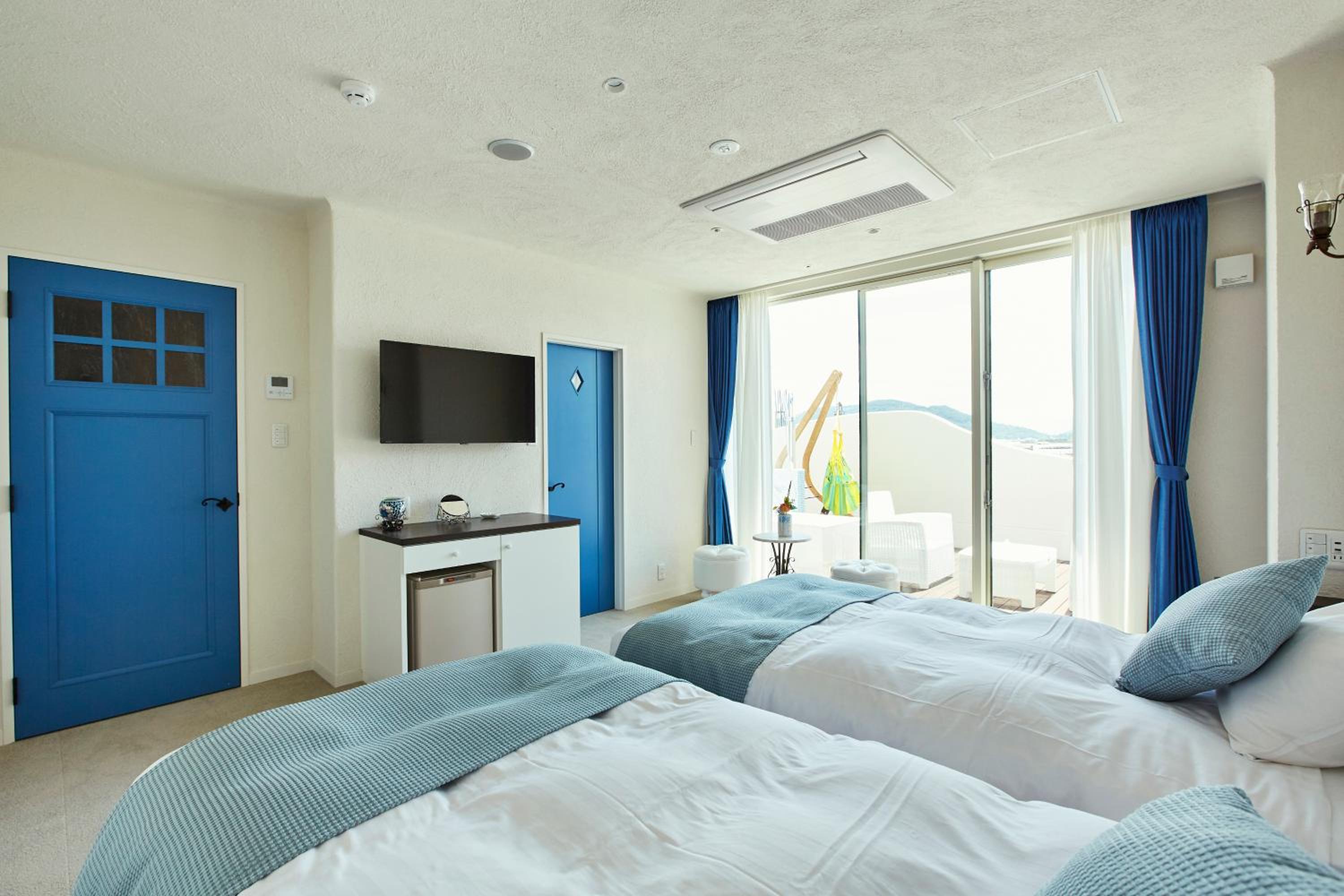 Room, Twin Beds, External Bathroom