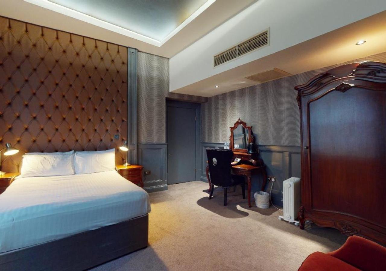 Room, Triple