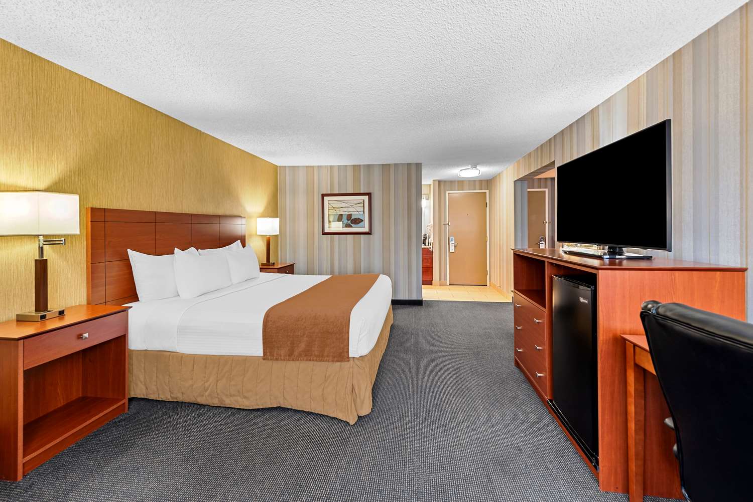 Suite, King Bed, Living Area