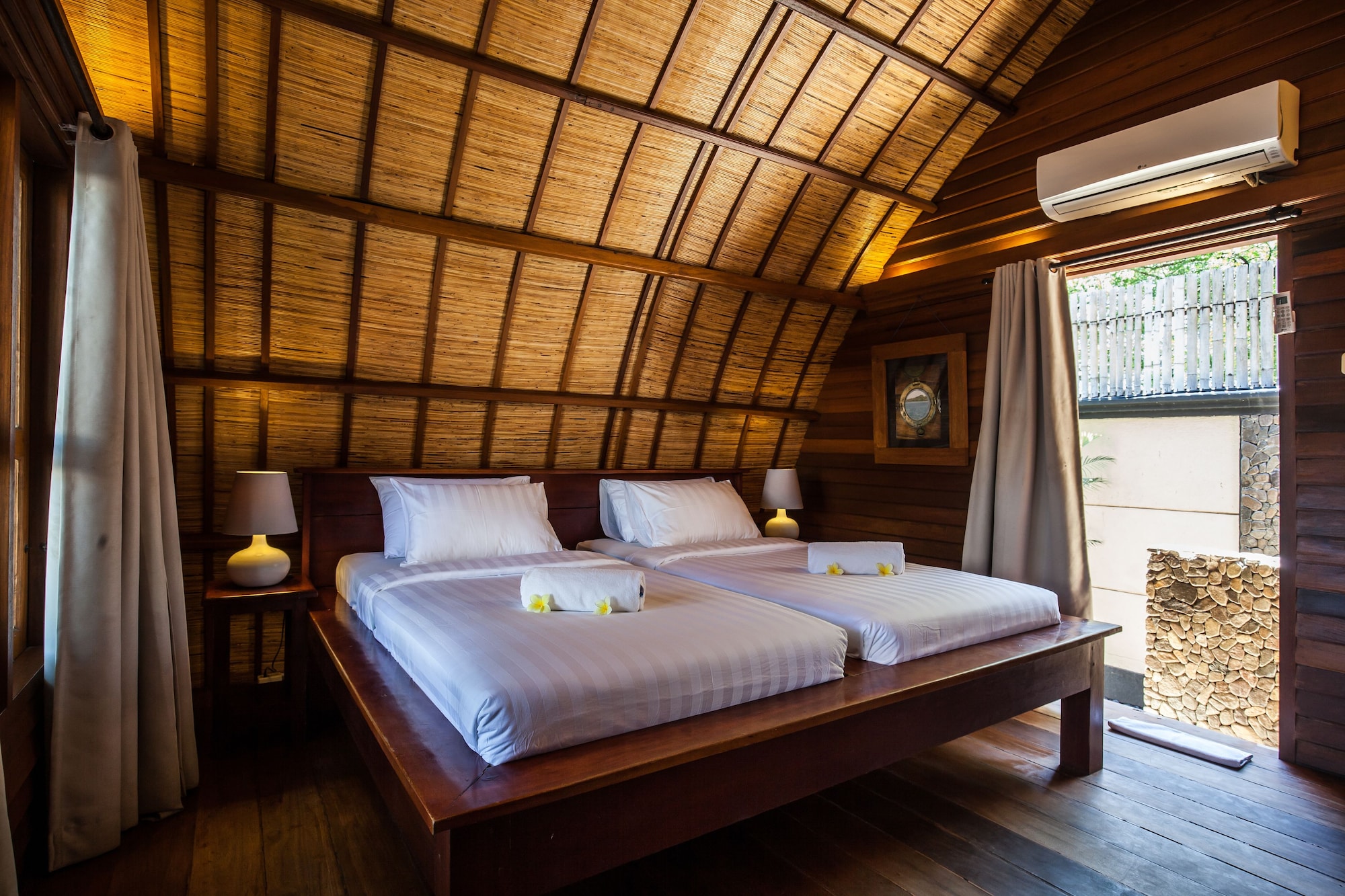 HOLLYWOOD, TRADITIONAL, BUNGALOW, TWIN BEDS
