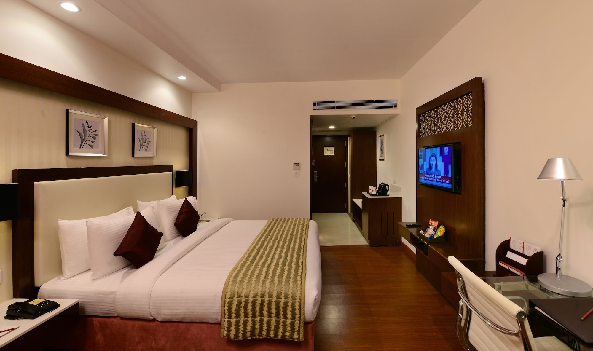 DELUXE, TWIN BEDS, CITY VIEW