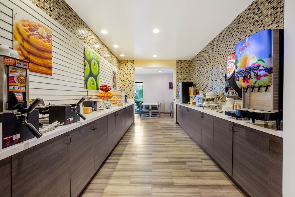 La Quinta Inn & Suites By Wyndham Pomona 38/52