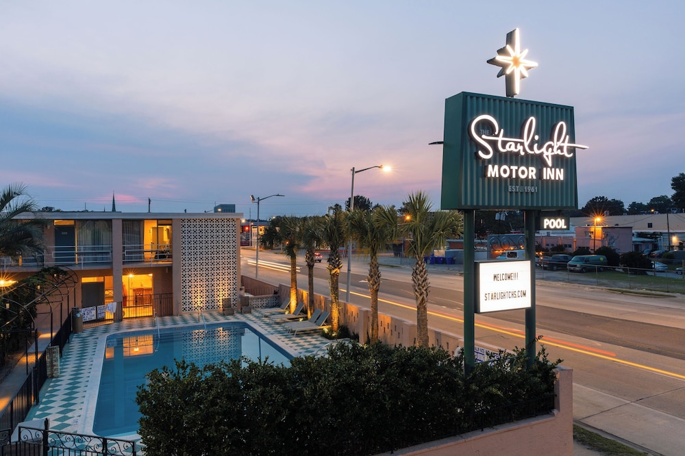 The Starlight Motor Inn 1/44