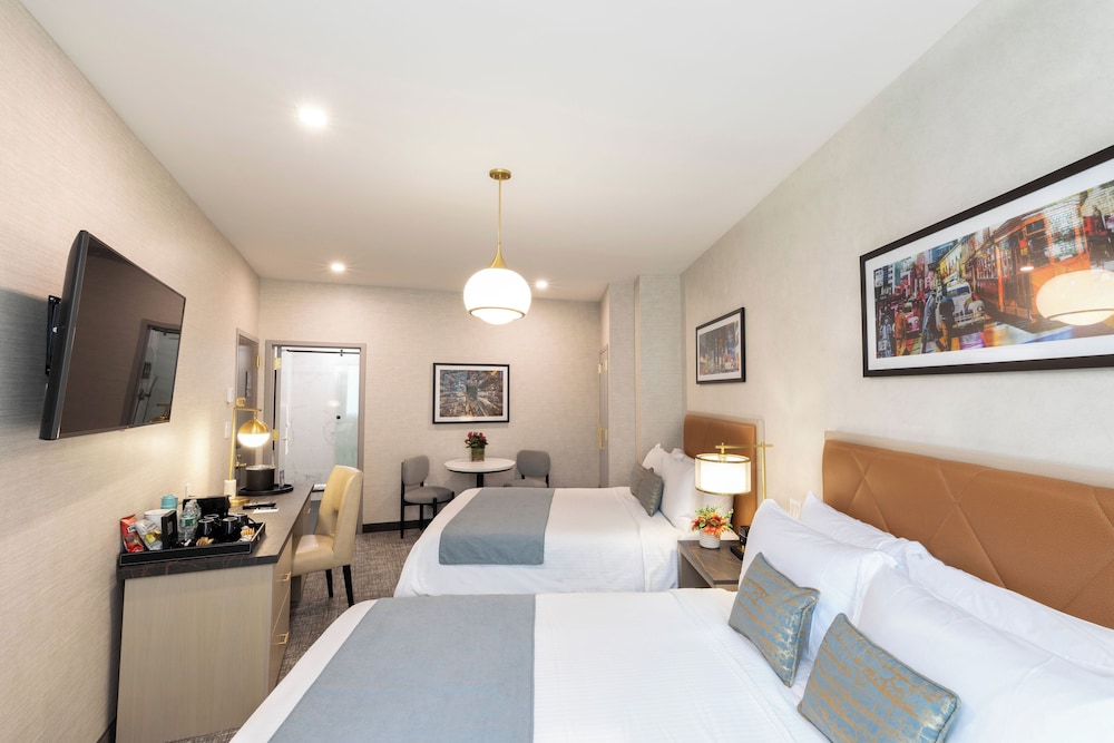 DELUXE, 2 QUEEN BEDS