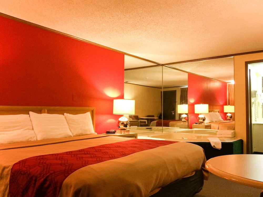 Econo Lodge Norwalk 17/28