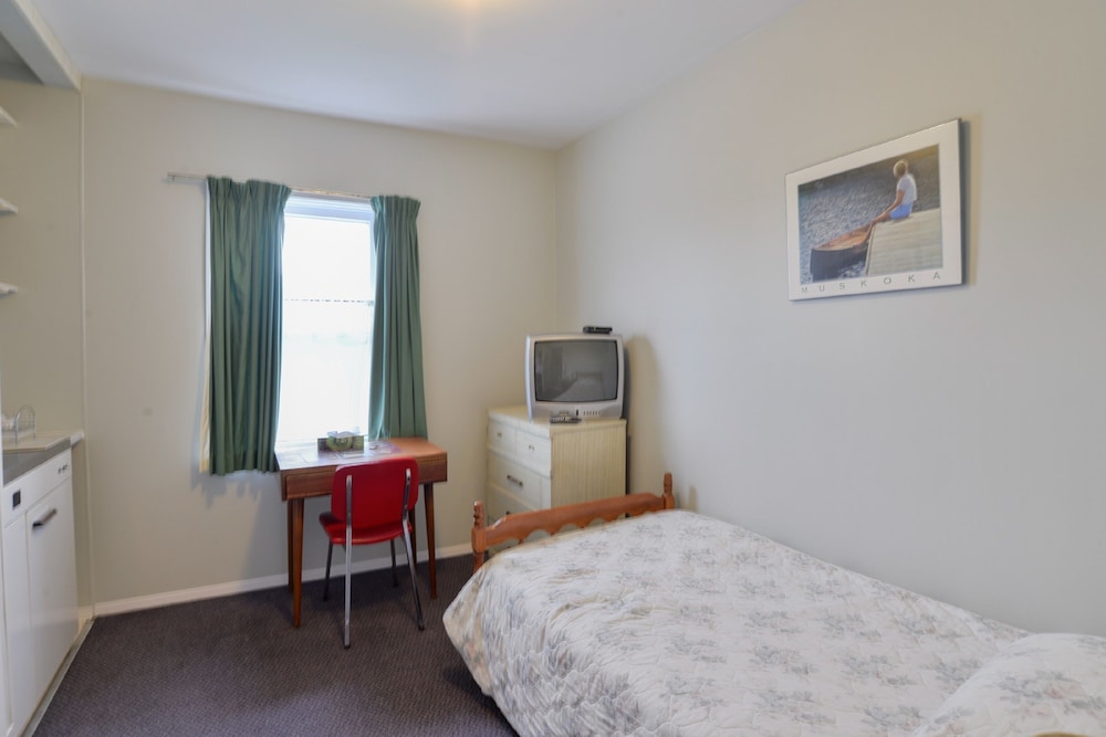 Oakwood Motel 22/56