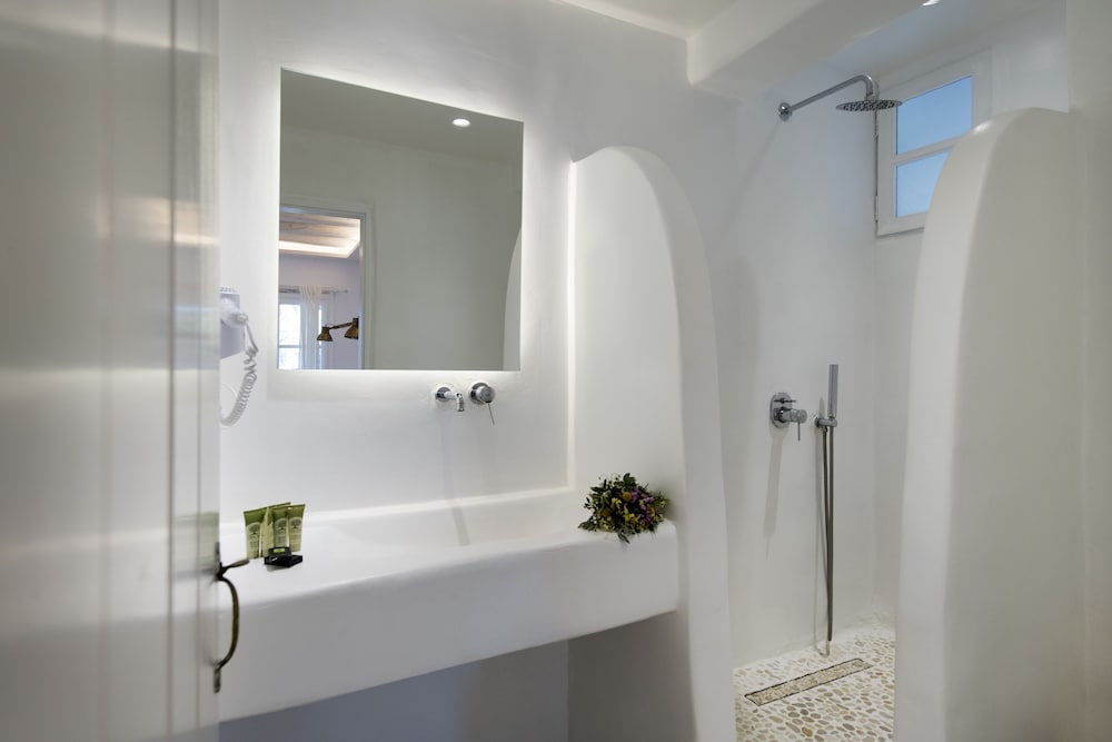 Zefi Hotel & Suites 74/75