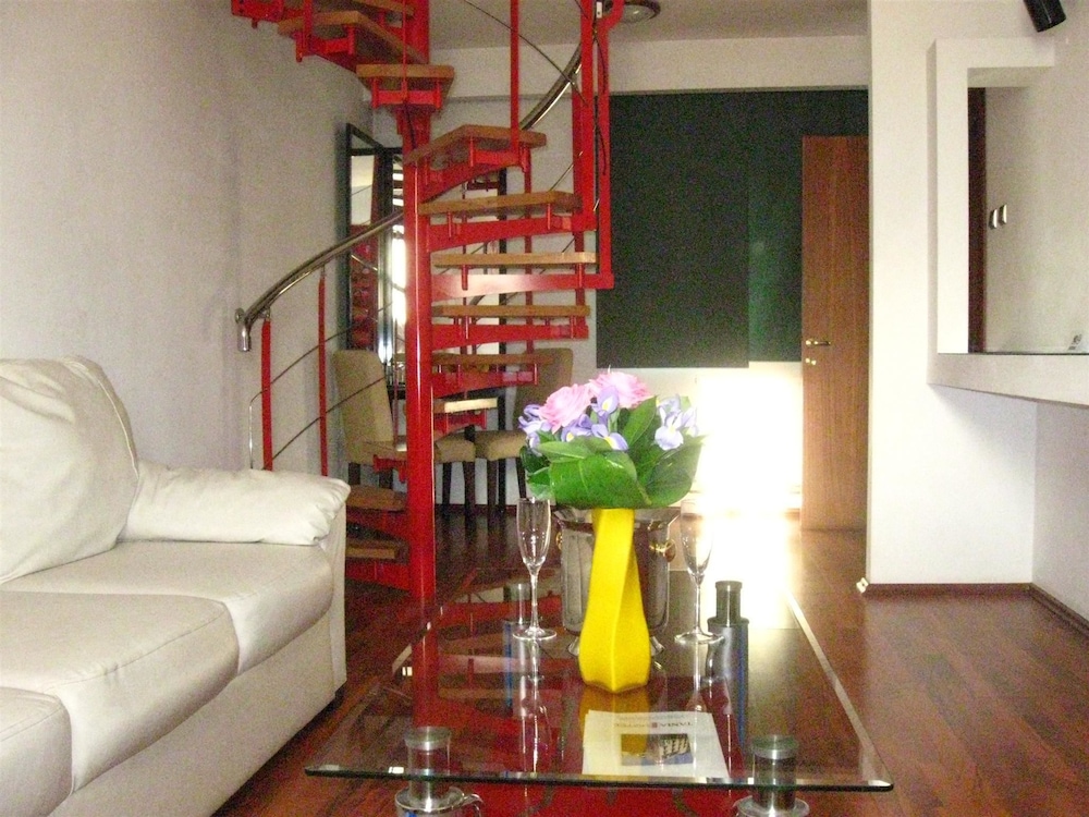 Tania Frankfurt Hotel Bucharest 44/48