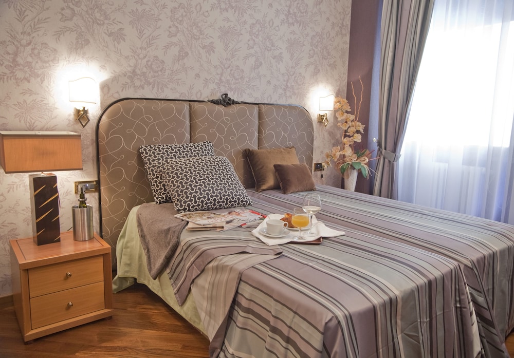 ROOM, DOUBLE OR TWIN BED