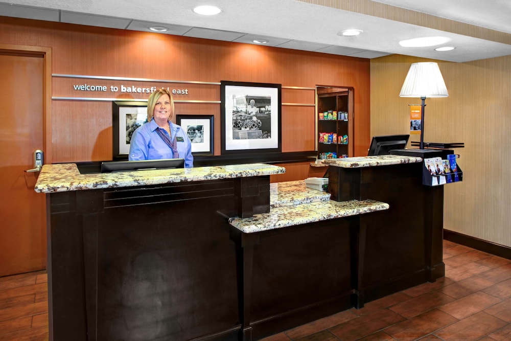 Lobby at Hampton Inn and Suites-Bakersfield/Hwy 58, CA, BAKERSFIELD - CA
