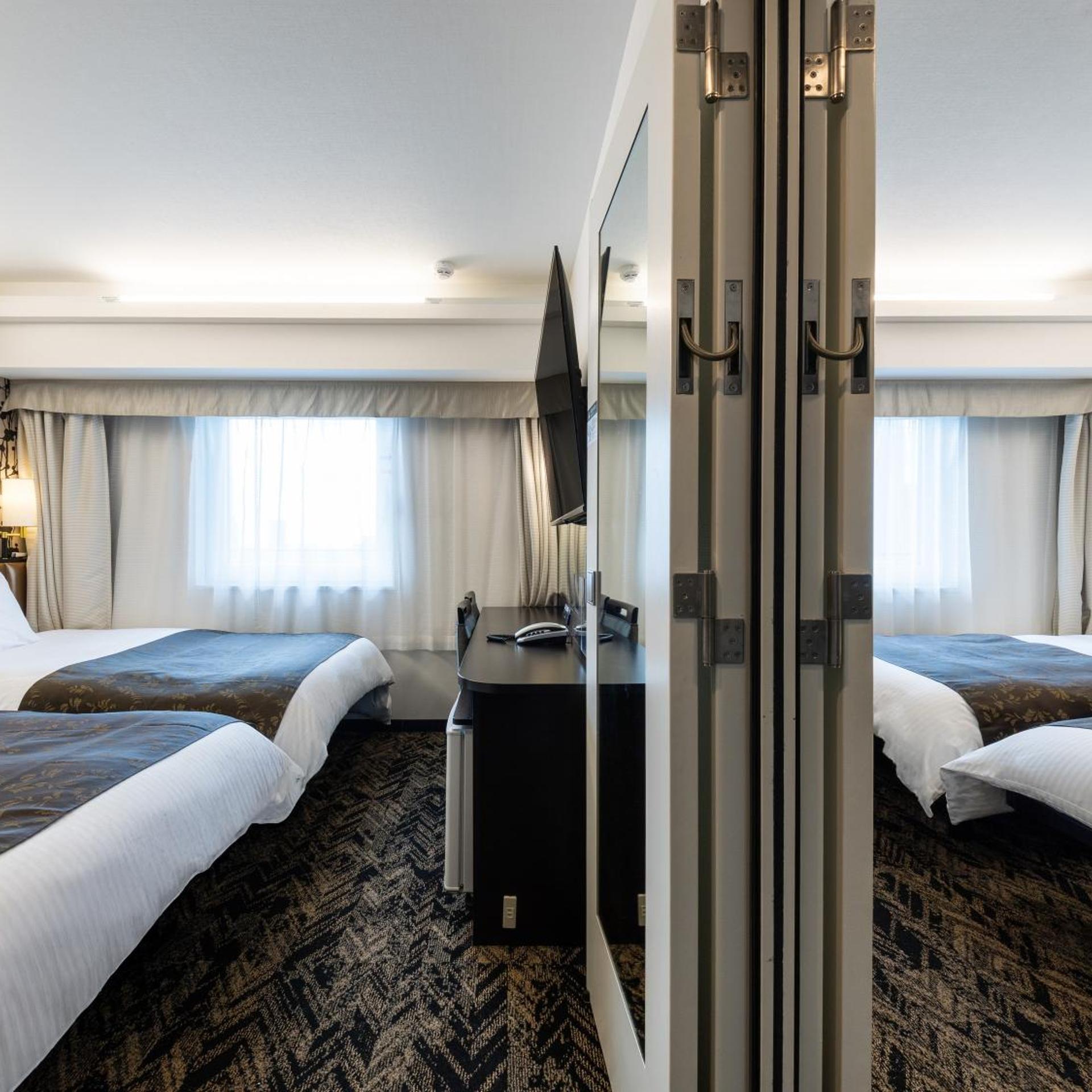Connecting, Twin Beds, Sky Floor