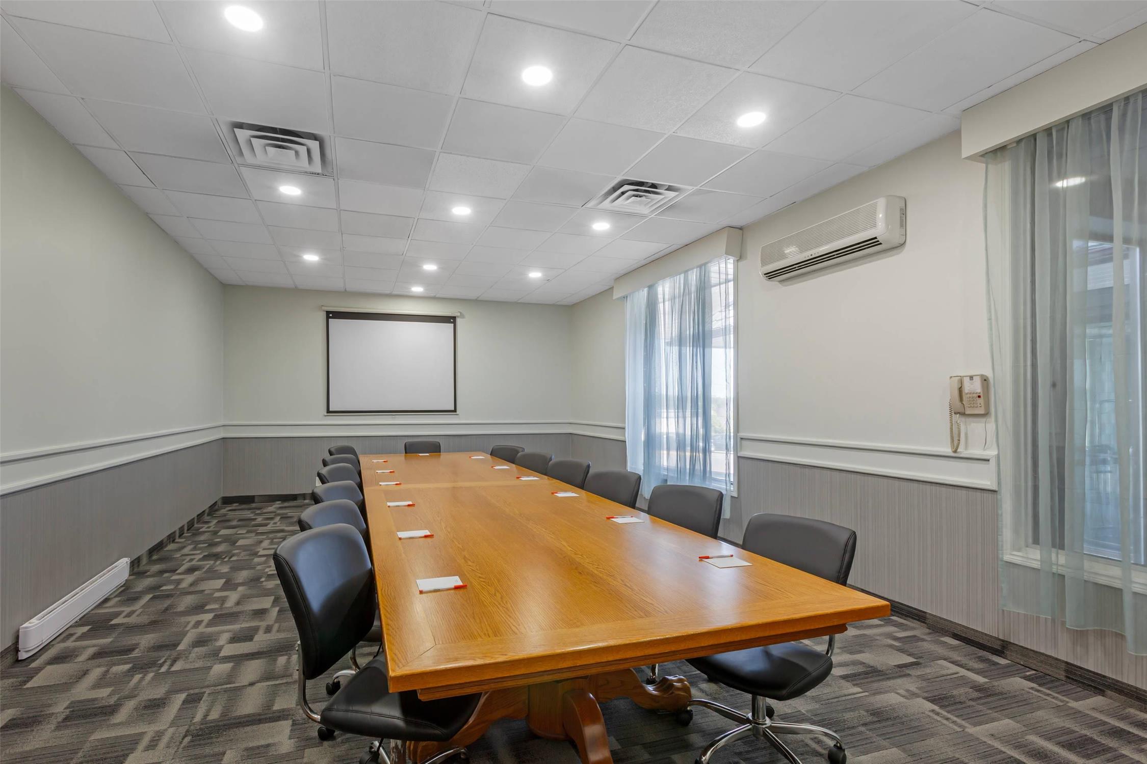 Quality Inn & Conference Centre Midland 50/54