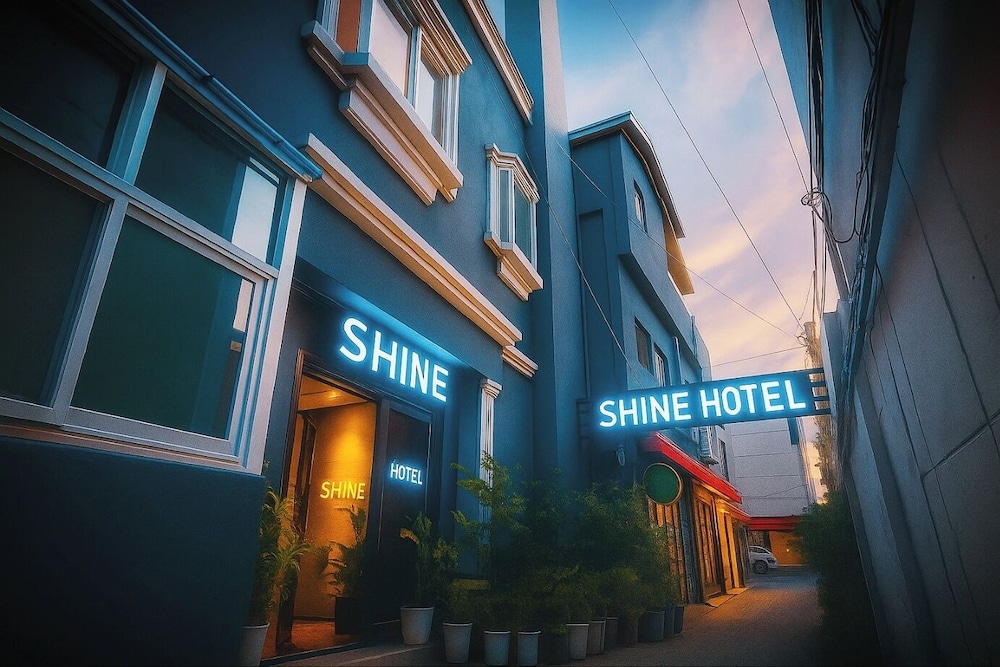 Shine Hotel 3/49