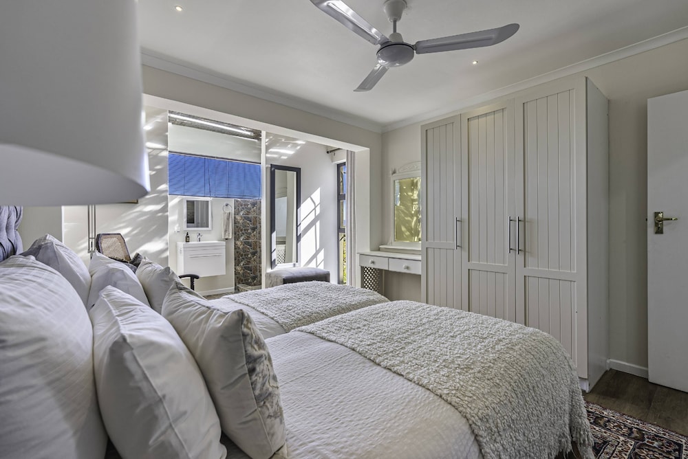 COMFORT, TWIN BEDS