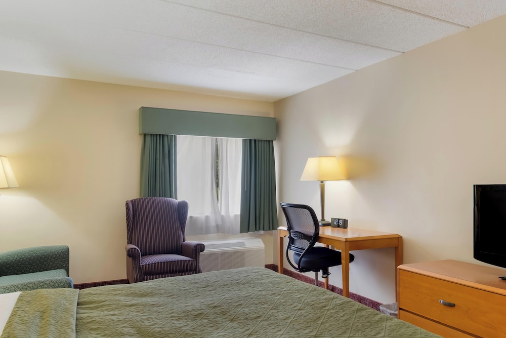 All Seasons Inn & Suites Smithfield Providence 23/36