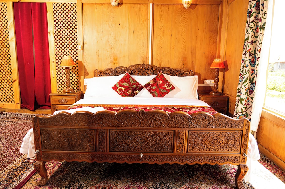 New Golden Flower Heritage Houseboat 4/22