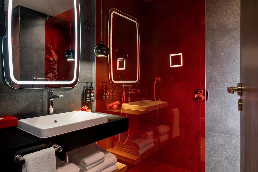 Radisson RED Hotel, Johannesburg Rosebank 73/75