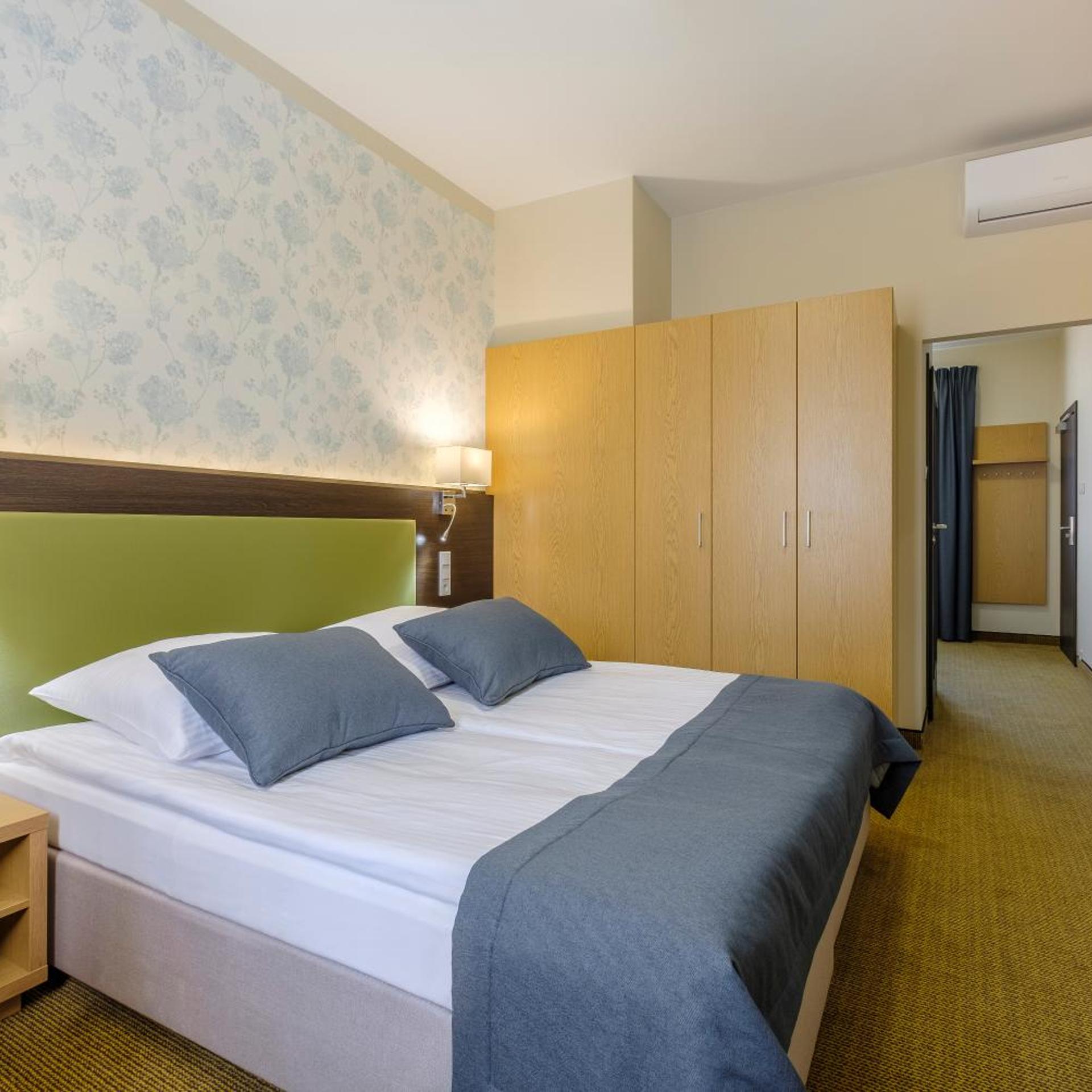 ROOM, DOUBLE BED