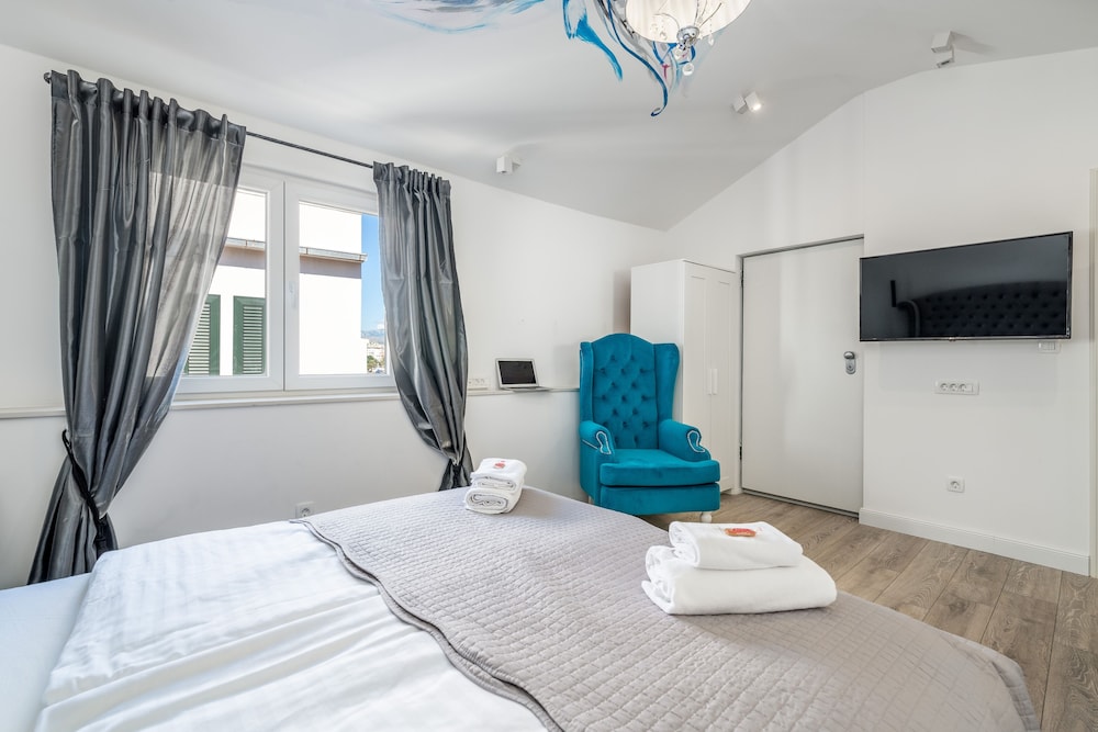 Deluxe, Queen Bed, Partial Sea View, Promenade View، Galeria Valeria Seaside Downtown - MAG Quaint & Elegant Boutique Hotels 4/10