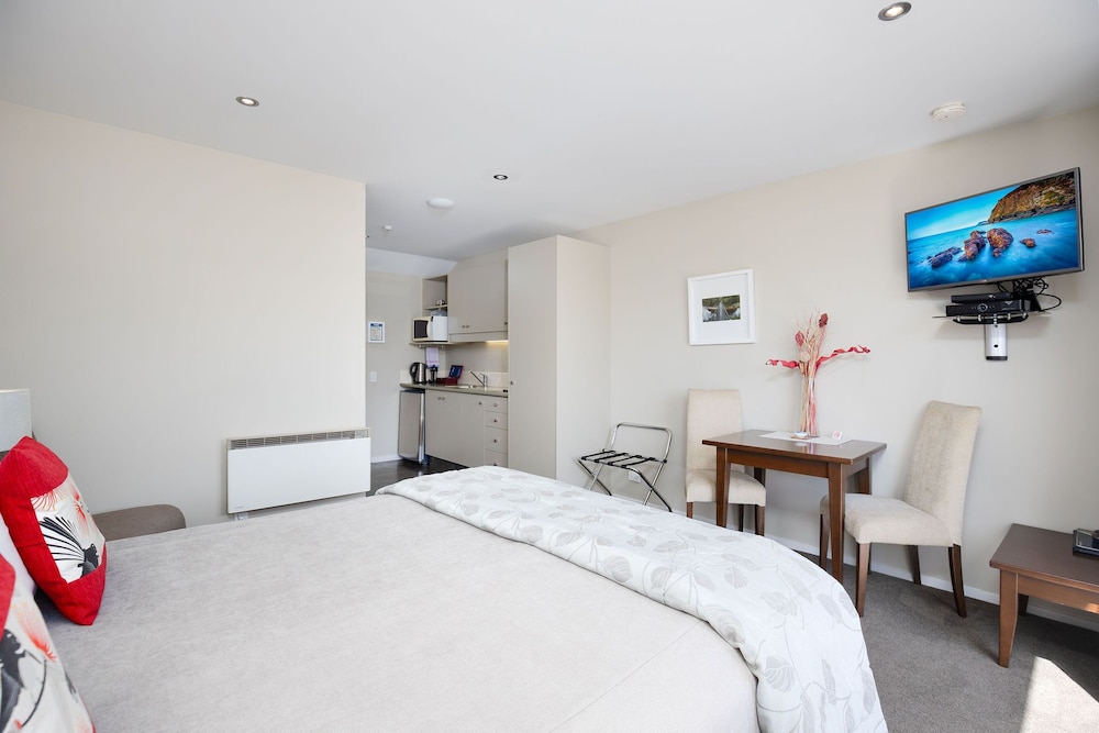CHELSEA PARK MOTOR LODGE 23/66