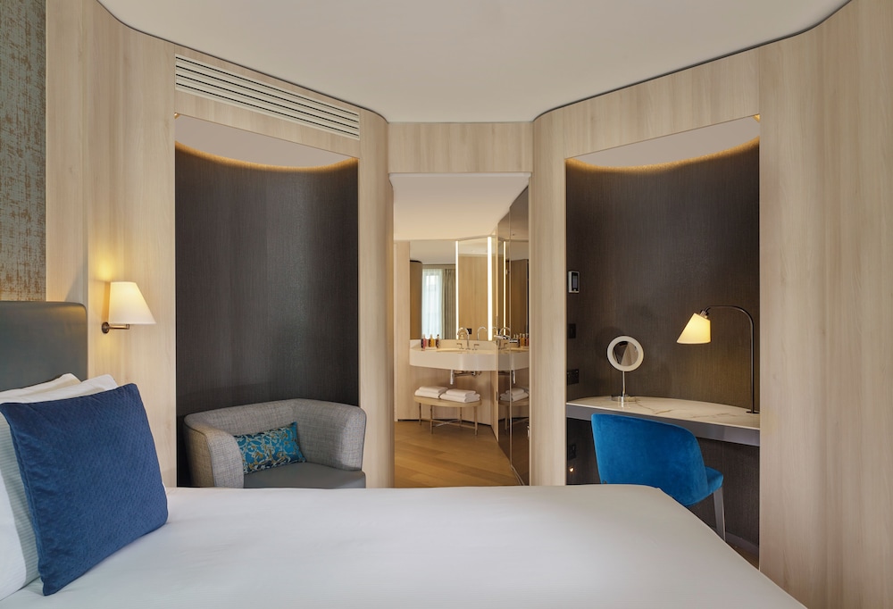 DELUXE, QUEEN BED