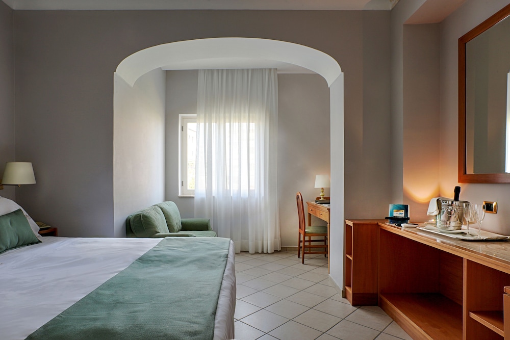 ROOM, QUADRUPLE