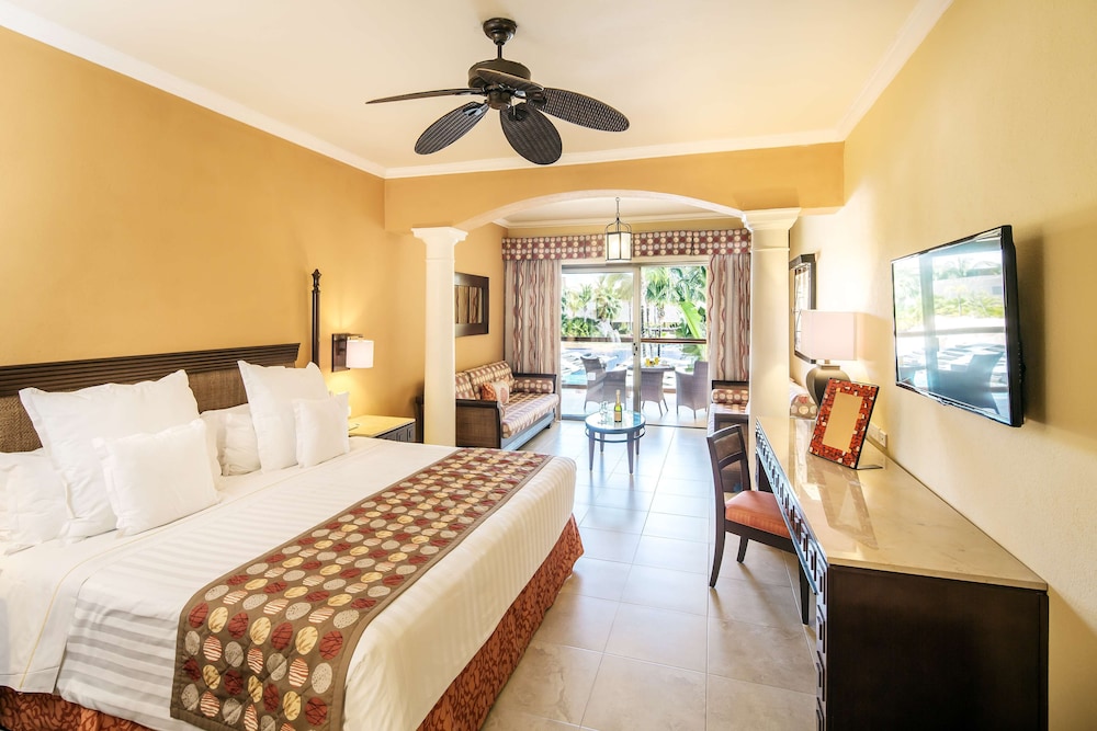 Junior Suite, 2 Double Beds, Pool View, Premium Level