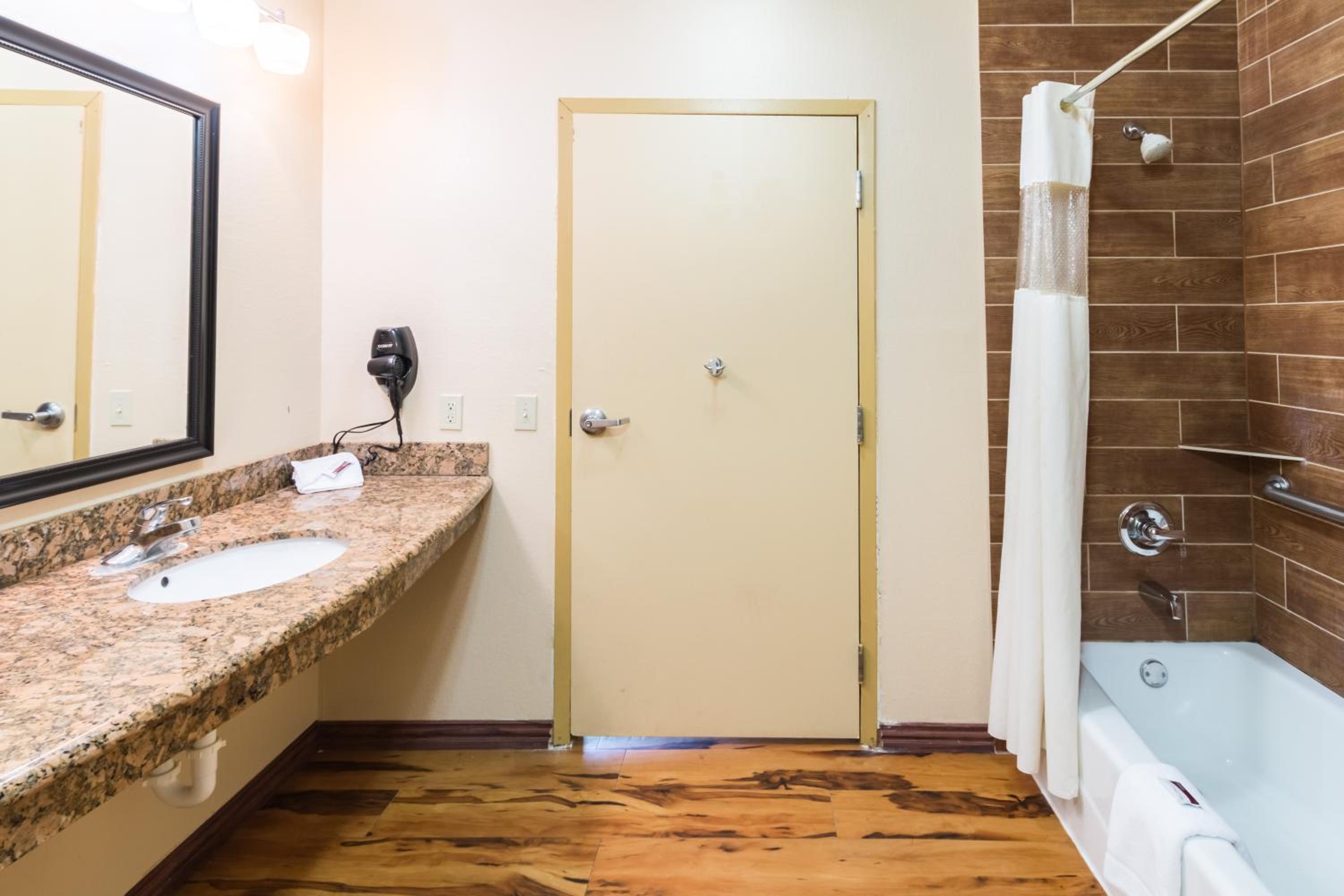 2 Queen Beds Mobil Access Tub Nsmk Micfridg، Motel6 Joshua, TX 7/8