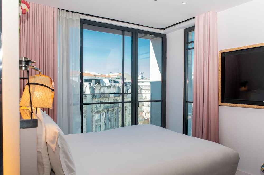 Small Mama, Queen Bed, Balcony 2/8