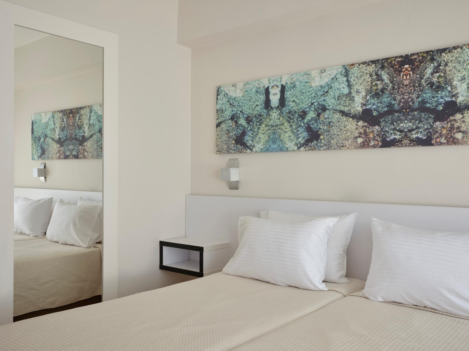 Standard, Twin Beds, Side Sea View, Balcony