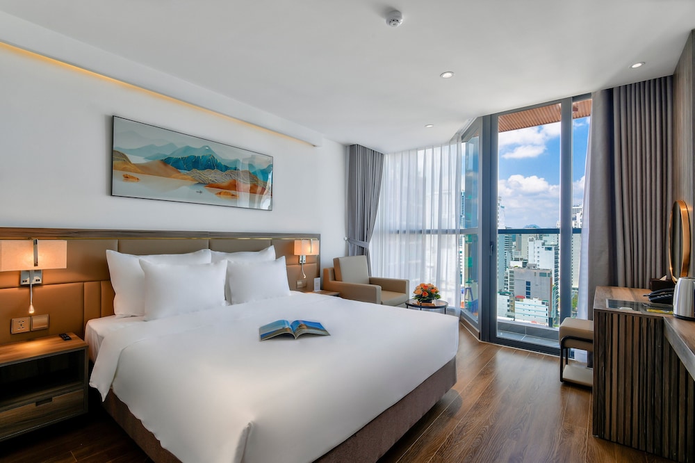 DELUXE, PARTIAL OCEAN VIEW