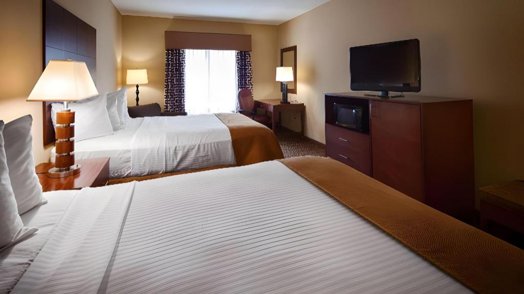 غرفة بسريرين كوين بحوض استحمام لذوي الإعاقة، Best Western St Francisville Hotel 3/5