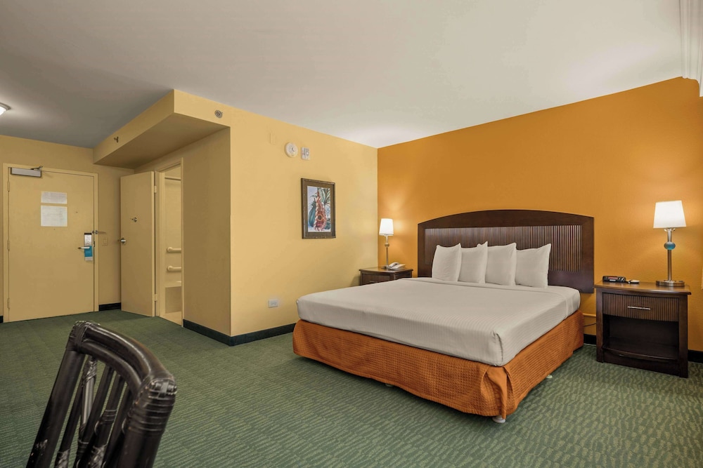 ROOM, KING BED