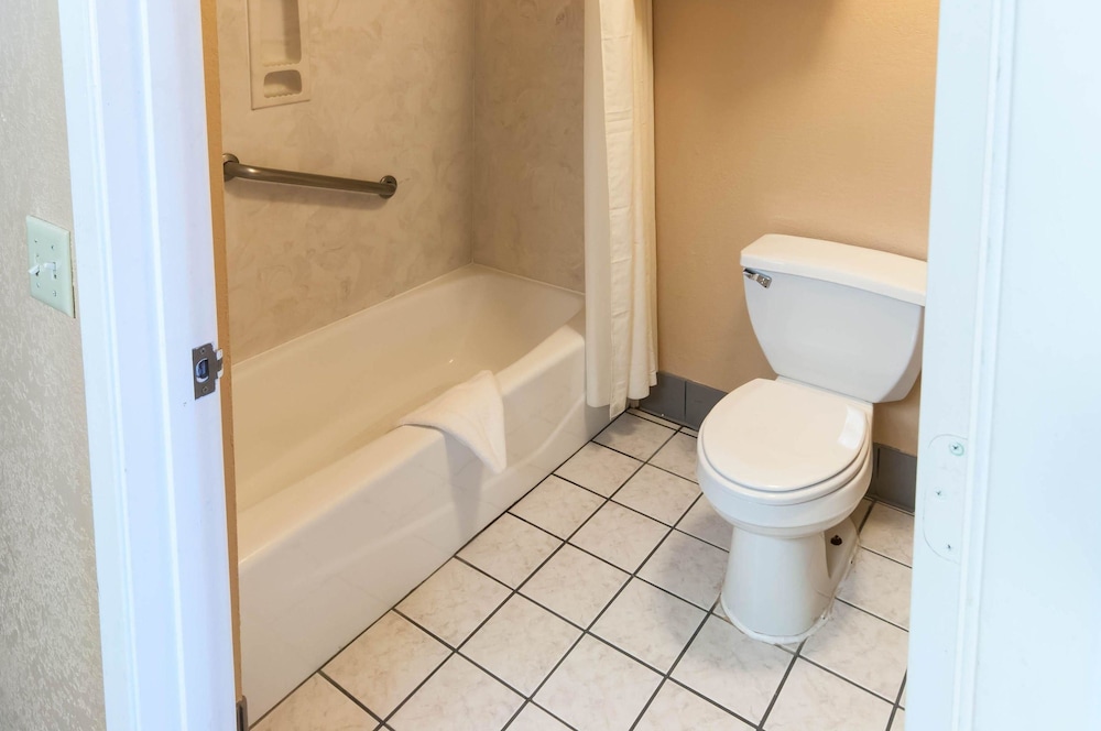 Comfort Inn North Conroe, TX 18/48