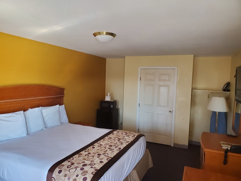 ROOM, KING BED, ACCESSIBLE