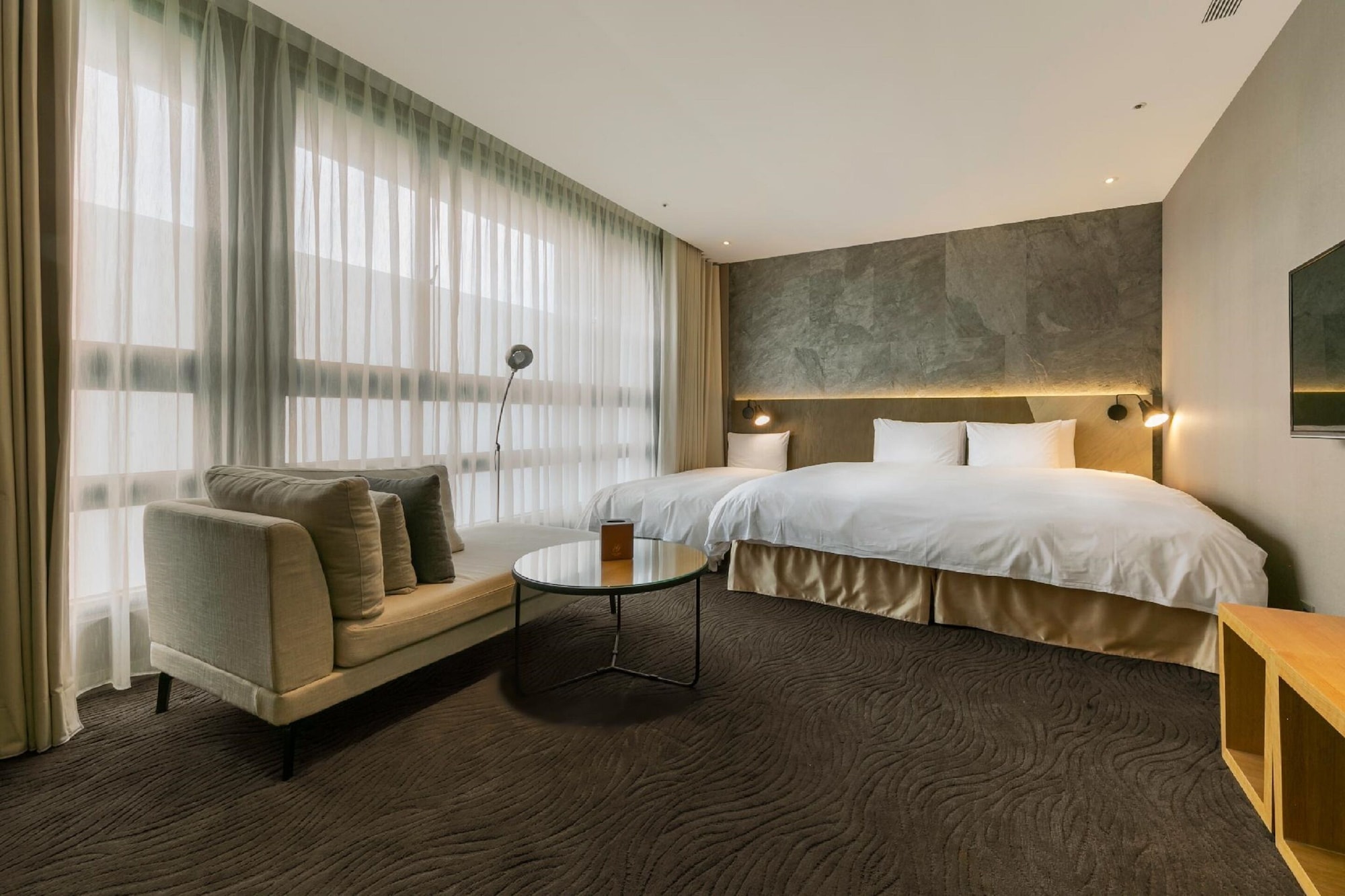 DELUXE, DOUBLE BED, WITH EXTRA BED