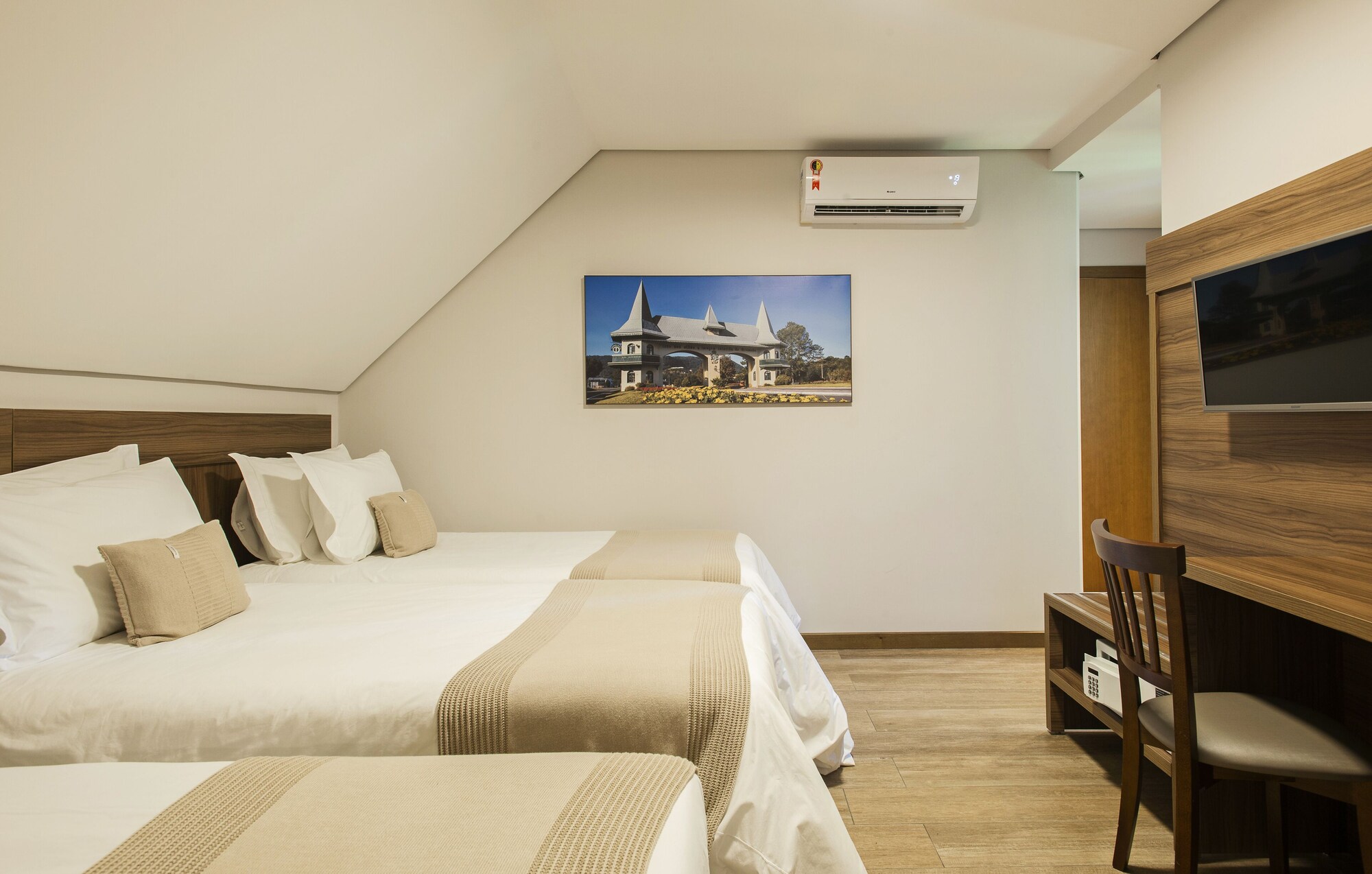 PREMIUM, SUITE, MULTIPLE BEDS, BATHTUB
