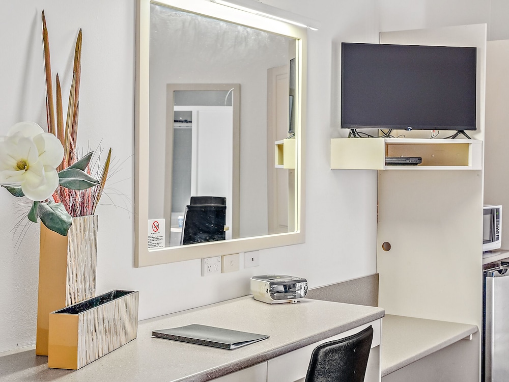 BOWEN INN MOTEL 28/29
