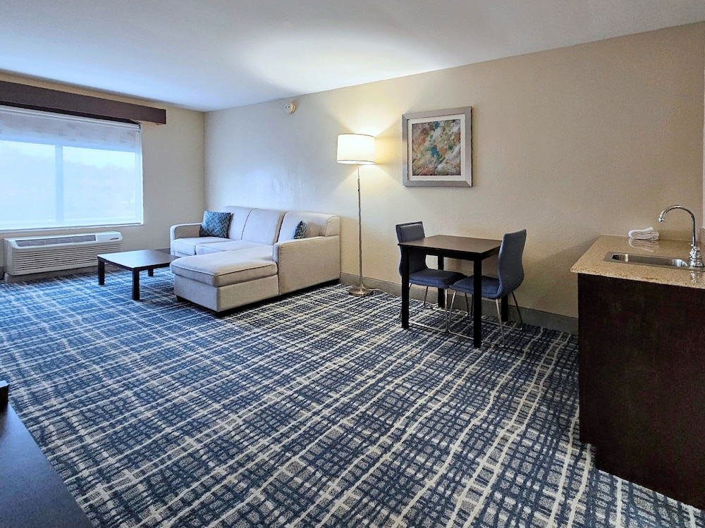 Suite, King Bed, Living and Dining Areas، Holliday Inn Belcamp Aberdeen Area Ex Wingate By Wyndham Aberdeen Edgewood 5/10