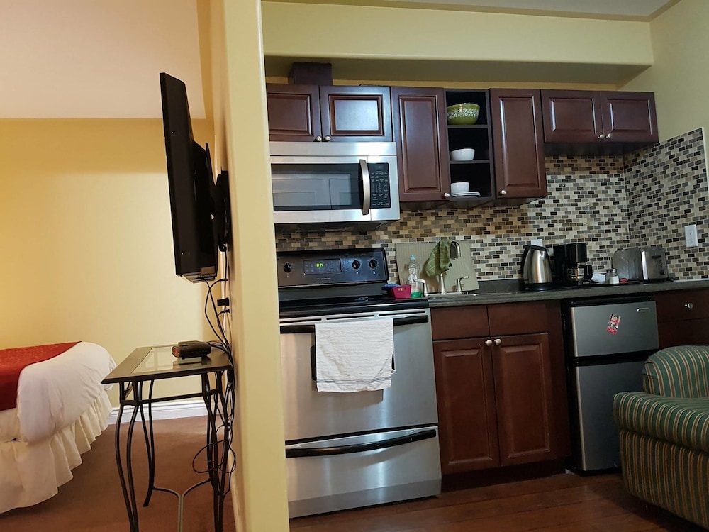 Bayside Inn & Waterfront Suites 40/40